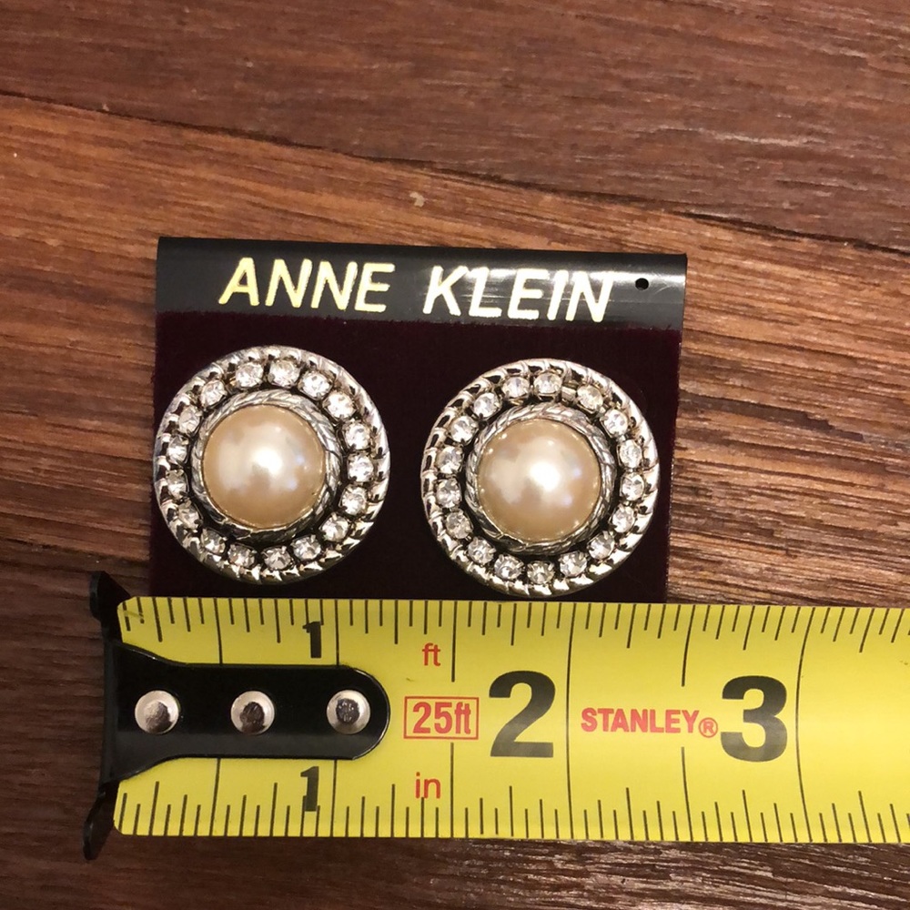 Anne Klein Pearl Stud Earrings Rhinestone Halo Gold Tone Classic Elegant Vintage - Picture 5 of 5